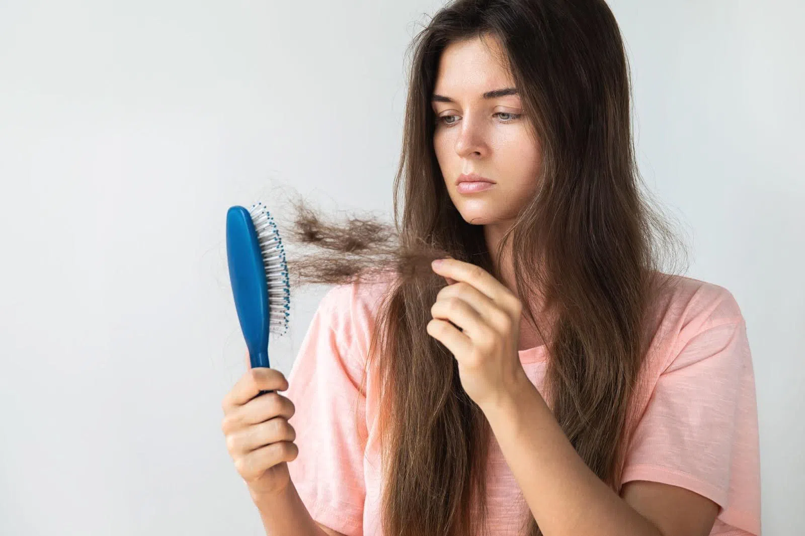 Rụng tóc nhiều ở nữ: Nguyên nhân, triệu chứng và cách điều trị