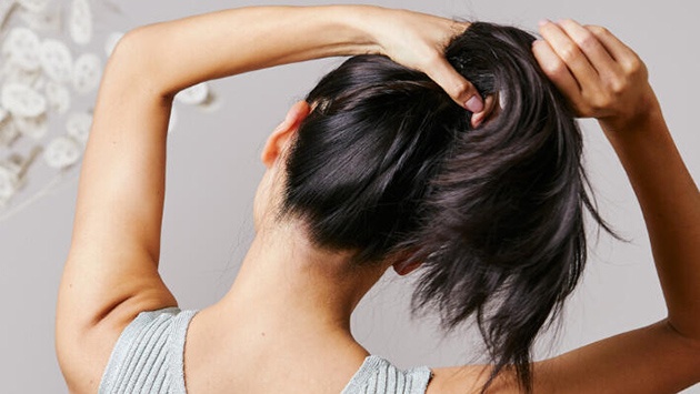 Cách trị tóc dầu bết dính cấp tốc giúp tóc hết xẹp vào mùa mưa | Đẹp365